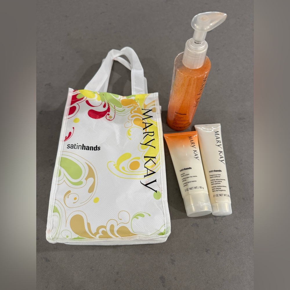 Mary Kay Satin Hands Peach Scent Pampering Set of 3 + Bag Retired Scrub Cream
